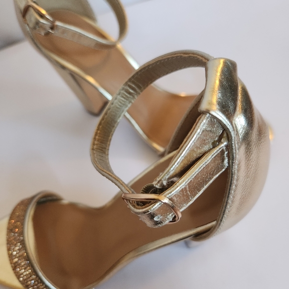 Bamboo Frenzy Gold Strappy Block 4in Heel womens size 8 - Picture 8 of 15